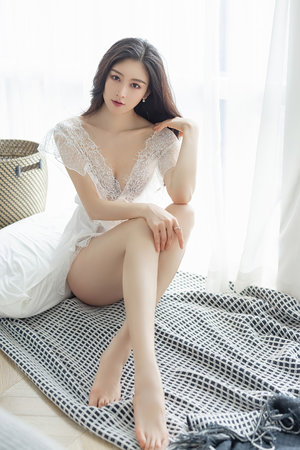 男生和女生在一起努力游戏